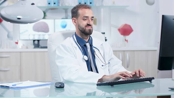 백인 직업 남자 과학 유니폼 청진기 기술 실내 건강 병원 대화 사람 성인 컴퓨터 사무실 약 방 시험 의사 코트 대접 작업 실험실 캐비닛 분석 동료 서비스 뇌 문서 돌봄 치료사 4K MOV 해외동영상 클립영상 서양인 옷 교육 컨셉 비즈니스 의학 관계 의료기기 모션 실험 말하기 내부 전자제품 외투 의료진 사물함 동영상 파일형식