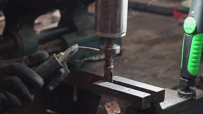 직업 손 산업 공장 모션 불 노동자 기술 가면 안전 사람 사람없음 빛 금속 기계 장비 공구 손전등 업무 작업 뜨거움 작업실 제조 보호 철 정비공 느림 공학 공예가 용접 용접공 조작 철강 4K MOV 해외동영상 슬로모션 클립영상 자연요소 교육 컨셉 공업 재질 조명 촬영기법 신체부위 도구 기술자 동영상 파일형식