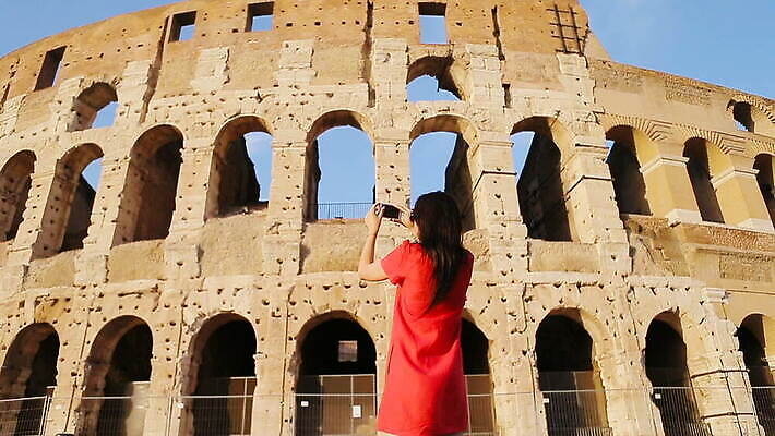 백인 라이프스타일 계절 여자 행복 유럽 여행 건축양식 가족 엄마 휴가 한명 사람 성인 야외 건물 스마트폰 여행객 카메라 사진촬영 이탈리아 흰색 역사 셀프카메라 로마 콜로세움 원형경기장 랜드마크 옛날 MOV 해외동영상 클립영상 서양인 1 건축물 건축 감정 나라 컬러 스포츠시설 관계 생활 전자제품 핸드폰 스마트기기 촬영 경기장 동영상 파일형식