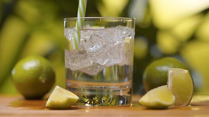 나무 라이프스타일 음료 조각 잎 과일 유리 귤 건강 사람없음 야외 물 얼음 거품 추위 신선 칵테일 투명 닫기 갈증 먹기 레몬 가득함 순수 유기농 라임 가스 녹색배경 내추럴 섞기 소다 토닉 4K MP4 해외동영상 클립영상 자연요소 식물 웰빙 백그라운드 컨셉 모션 재질 주류 생활 초록색 동영상 파일형식