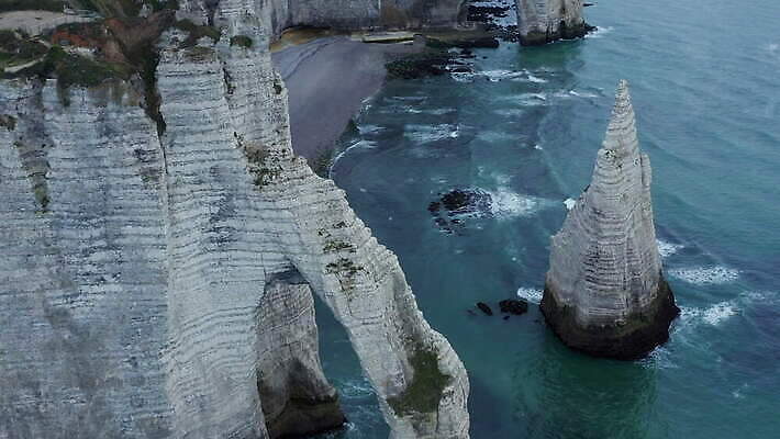 유럽 바다 자연 조류 안테나 파노라마 사람없음 초록색 물 파란색 하이앵글 절벽 프랑스 만 아치 프랑스어 노르망디 드론 랜드마크 4K MOV 해외동영상 클립영상 자연요소 동물 문자 나라 뷰포인트 컬러 통신 촬영기법 생태계 동영상 파일형식