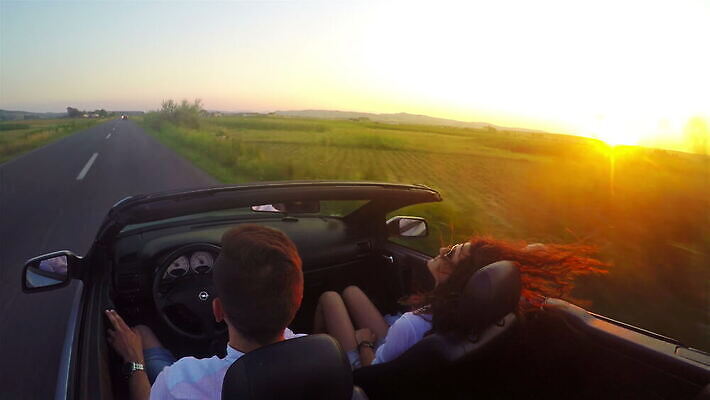 라이프스타일 커플 여자 행복 도로 여행 자동차 휴가 갈색머리 미소 사람 사람없음 야외 여름 친구 햇빛 태양 파티 일몰 기쁨 꿈 운전 운전사 고급 오픈카 자동 4K MOV 해외동영상 클립영상 자연요소 직업 헤어스타일 계절 감정 길 육상교통 컨셉 관계 교통시설 모션 승용차 표정 이벤트 생활 노을 동영상 파일형식