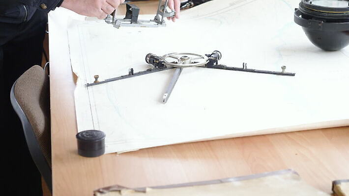 직업 디자인 응시 바다 유니폼 지도 요트 항해 한명 강 방 화물 백발 흰색 보트 은색 나침반 손목시계 선원 네비게이션 주인 서류판 유조선 장교 제어 지리 캡모자 항해사 MOV 해외동영상 클립영상 모자_잡화 1 헤어스타일 시선 옷 시계 컬러 배_교통 장신구 사람 사무용품 운송업 동영상 파일형식