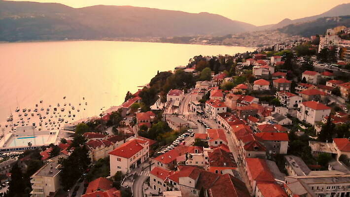 유럽 바다 여행 요트 오렌지 건축양식 휴가 산 주택 안테나 풍경 사람없음 야외 건물 도시풍경 햇빛 마을 일출 항구 맑음 일몰 도시 보트 정상 지중해 장면 시티라이프 지역 타운 스카이라인 항공촬영 몬테네그로 MOV 해외동영상 클립영상 라이프스타일 건축물 건축 나라 뷰포인트 배_교통 과일 통신 교통시설 날씨 태양 노을 동영상 파일형식