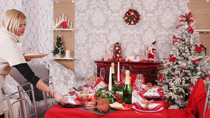 백인 전통 라이프스타일 커플 행복 음료 크리스마스 가족 유리 탁자 휴가 주택 함께함 실내 선물 미소 사람 성인 친구 상자 크리스마스트리 축제 식사 저녁식사 모임 축하 저녁 먹기 잔치 크리스마스이브 4K MOV 해외동영상 클립영상 서양인 기념일 감정 가구 컨셉 관계 모션 재질 표정 내부 건물 생활 야간 동영상 파일형식