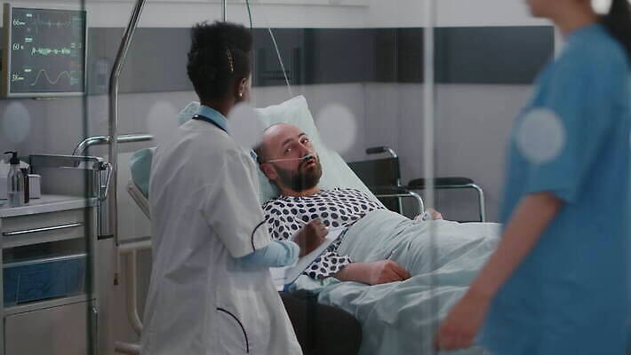 직업 휴식 건강 병원 사람 치료 약 건강관리 디지털 모니터 검은색 진료 방 고통 환자 간호사 침대 도움 질병 간호 측정 감시 외과 병실 산소 치유 헬프 4K MOV 해외동영상 클립영상 감정 컬러 가구 컨셉 의학 관리 컴퓨터 의료진 원소 동영상 파일형식