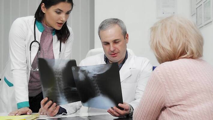 직업 여자 남자 해부 노동자 뼈 엑스레이 건강 병원 대화 치료 세명 약 고통 환자 의사 질병 토론 분석 서비스 암 보험 돌봄 스캐너 인턴 치유 4K MOV 해외동영상 클립영상 감정 컨셉 비즈니스 의학 모션 말하기 사람 의료진 동영상 파일형식