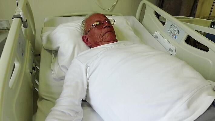 1 손 응시 남자 백그라운드 실내 병원 한명 사람 성인 치료 세트 약 고통 흐름 환자 흰색 침대 60대 질병 싱글 암 외과 해결 거짓말 고립 심각 옛날 종양 치유 투입 4K 유체 MP4 해외동영상 클립영상 시선 노년 감정 컬러 가구 컨셉 의학 모션 내부 신체부위 동영상 파일형식