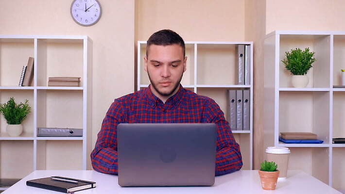 직업 학생 라이프스타일 응시 남자 셔츠 비즈니스 청소년 주택 직장 실내 한명 사람 20대 내부 30대 노트북 컴퓨터 컬러풀 사무실 분노 업무 작업 비즈니스맨 창업 밀레니얼 혼혈 4K MOV 해외동영상 클립영상 1 시선 감정 컬러 상의 회사 청년 건물 생활 장년 경제 전자제품 직장인 다문화 자영업 동영상 파일형식