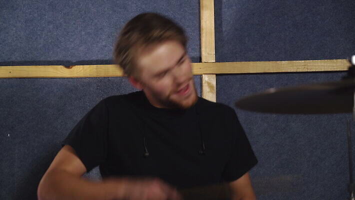 백인 남자 행복 감정 티셔츠 노래 놀이 실내 한명 20대 성인 30대 세트 콘서트 공연 음악가 기구 악단 드럼 쇼 조립 드러머 뮤지컬 차고 팝 반복 4K MOV 해외동영상 클립영상 서양인 직업 1 음악 셔츠 타악기 사람 이벤트 청년 내부 장년 동영상 파일형식