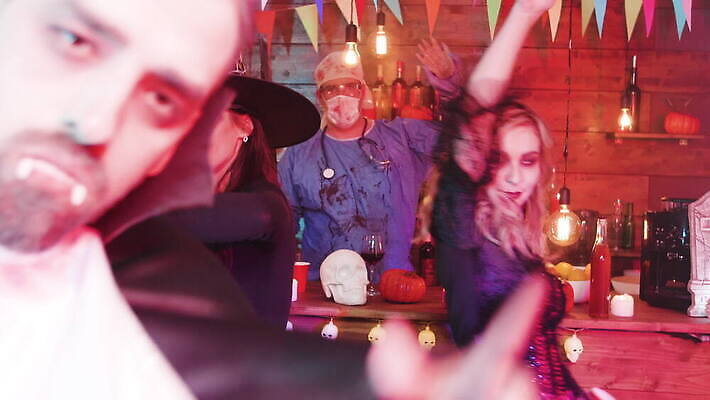 캐릭터 백그라운드 휴가 조명 사람 장식 친구 청춘 파티 어둠 황혼 우정 기쁨 할로윈 의사 마시기 알코올 춤 바 그룹 야간 무서움 만취 클럽 디스코 마녀 변장 해적 외과 10월 흡혈귀 호러 유흥 4K MOV 해외동영상 클립영상 자연요소 감정 음악 컨셉 의학 관계 모션 문화예술 병원 이벤트 일몰 의료진 날짜 도둑 공포 동영상 술취함 파일형식