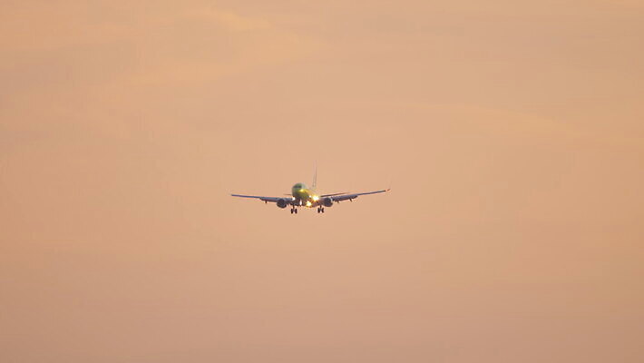 여행 백그라운드 비즈니스 교통시설 아침 비행기 사람 사람없음 초록색 파란색 공항 항공 출발 활주로 제트기 대패 시베리아 4K MOV 해외동영상 클립영상 주간 길 컬러 교통 컨셉 항공교통 대중교통 시설 동영상 파일형식