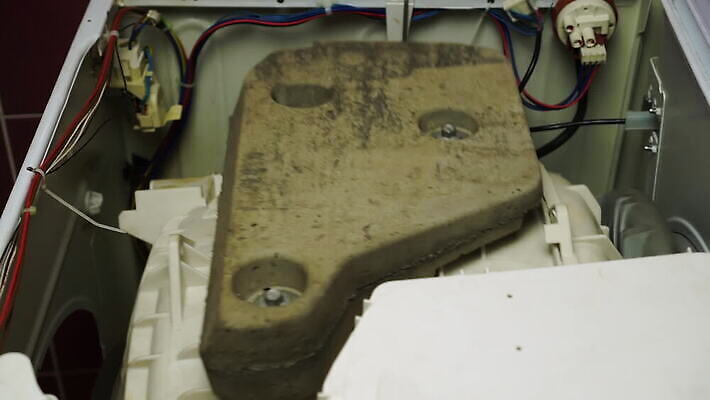 가사 부분 모션 놀이 사람없음 내부 금속 기계 손상 운전 덮개 벨트 흰색 원형 수리 씻기 빨래 진동 서비스 속도 눈금 드럼 세탁기 엔진 정비공 동영상 모터 깨짐 돌리기 베어링 철강 MOV 해외동영상 클립영상 도형 잡화 컬러 컨셉 재질 타악기 청결 가전제품 뚜껑 기술자 파일형식