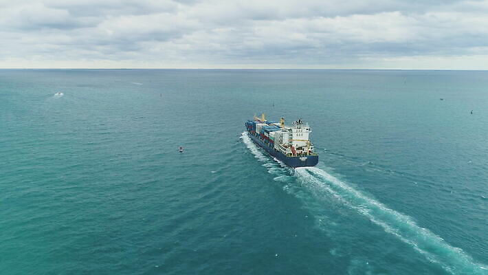 산업 바다 교통시설 하늘 안테나 사람없음 화물 보행로 컨테이너 화물선 무역 함선 물류 수입 조감도 4K 설정숏 MOV 해외동영상 클립영상 길 교통 배_교통 통신 촬영기법 운송업 시설 동영상 파일형식