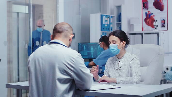 백인 직업 노동자 실내 건강 병원 말하기 가면 앉기 약 환자 의사 업무 바이러스 보호 질병 캐비닛 책상 상담 방문 치료사 코로나바이러스 4K MOV 해외동영상 클립영상 서양인 가구 컨셉 의학 모션 내부 의료진 작업 사물함 동영상 파일형식