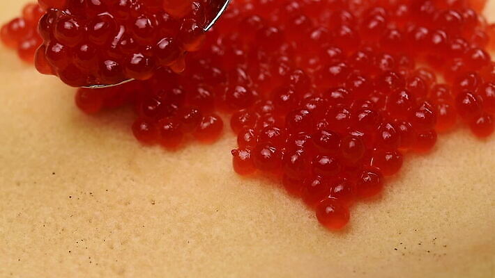 음식 오렌지 재료 건강 어류 사람없음 빨간색 금속 숟가락 식사 저녁식사 펼침 신선 맛 굽기 해산물 날것 팬케이크 절임 짠맛 캐비아 맛있는 MOV 해외동영상 클립영상 컬러 컨셉 과일 식재료 모션 재질 수저 케이크 수중동물 구이 동영상 파일형식