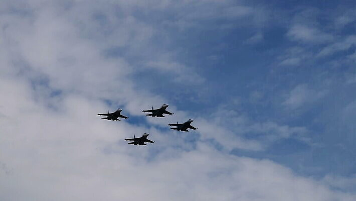 산업 하늘 비행기 사람없음 파란색 힘 공연 4 공군 속도 군용 전쟁 쇼 제트기 육군 에어쇼 대패 MOV 해외동영상 클립영상 컬러 항공교통 대중교통 군대 이벤트 숫자 동영상 파일형식