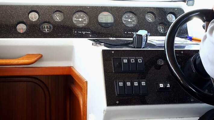 라이프스타일 손 남자 스포츠 바다 여행 백그라운드 요트 휴가 항해 관리 사랑 사람 성인 사람없음 장비 운전 낭만 업무 바퀴 화려 보트 고급 함선 선원 네비게이션 뱃놀이 제어 항해사 4K MOV 해외동영상 클립영상 직업 감정 컨셉 배_교통 모션 생활 신체부위 전통놀이 작업 동영상 파일형식