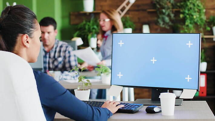 라이프스타일 손 디자인 백그라운드 컨셉 인터넷 비즈니스 통신 탁자 직장 사람 앉기 내부 초록색 노트북 컴퓨터 사무실 우주 상점 스크린 모니터 공책 웹 공백 방 키보드 업무 작업실 책상 온라인 고립 목업 크로마키 4K MOV 해외동영상 클립영상 컬러 가구 회사 모션 문구용품 생활 신체부위 전자제품 작업 동영상 파일형식