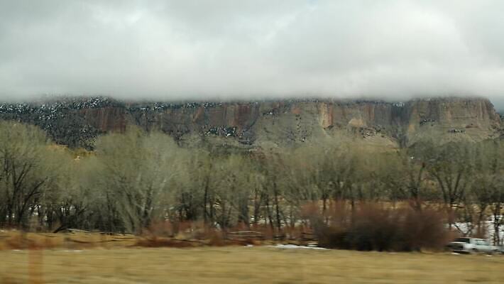 도로 여행 겨울 창문 자동차 자연 산 항해 사람없음 옆모습 빨간색 계곡 미국 운전 자유 황무지 분위기 땅 인도인 탈출 지역 애리조나 루트 방법 시온산 자동 수평선 4K MP4 해외동영상 클립영상 외국인 계절 길 육상교통 뷰포인트 컬러 컨셉 북아메리카 배_교통 교통시설 모션 동양인 생태계 동영상 파일형식