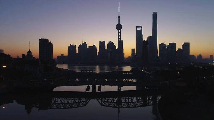 실루엣 아시아 여행 비즈니스 건축양식 아침 안테나 파노라마 사람없음 건물 금융 강 도시풍경 사무실 태양 일출 탑 고층빌딩 중국 황혼 일몰 새벽 도시 센터 보행로 도심 상하이 상승 지역 스카이라인 빛망울 드론 랜드마크 4K 설정숏 MOV 해외동영상 클립영상 주간 자연요소 건축물 건축 나라 길 컨셉 통신 촬영기법 풍경 빌딩 경제 빛 노을 동영상 파일형식