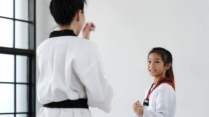 전신 학생 라이프스타일 교육 스포츠 컨셉 유니폼 신체 근육 휴식 바닥 건강 사람 앉기 동양인 성인 두명 운동 강사 교사 스트레칭 힘 고통 흰색 기모노 유연 연습 태권도 싸움 위치 4K MOV 해외동영상 클립영상 직업 옷 감정 컬러 모션 인종 생활 격투기 일본전통의상 동영상 파일형식