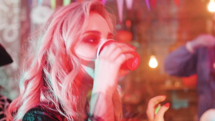 캐릭터 백그라운드 휴가 조명 사람 장식 친구 청춘 파티 어둠 황혼 우정 기쁨 할로윈 의사 마시기 알코올 춤 바 그룹 야간 무서움 만취 클럽 디스코 마녀 변장 해적 외과 10월 흡혈귀 호러 유흥 4K MOV 해외동영상 클립영상 자연요소 감정 음악 컨셉 의학 관계 모션 문화예술 병원 이벤트 일몰 의료진 날짜 도둑 공포 동영상 술취함 파일형식