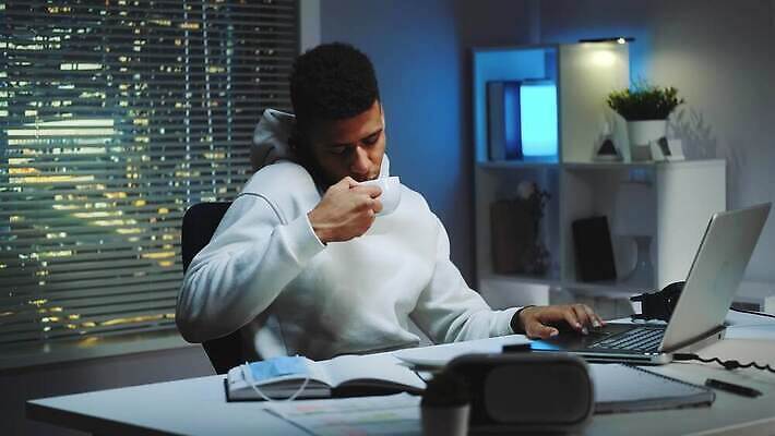 라이프스타일 음료 백그라운드 인터넷 비즈니스 주택 건강 말하기 한명 안전 컵 노트북 스마트폰 고층빌딩 작업 바이러스 야간 다인종 전염병 코로나바이러스 4K MOV 해외동영상 클립영상 자연요소 1 식기 모션 사람 인종 빌딩 건물 생활 전자제품 핸드폰 스마트기기 질병 동영상 파일형식