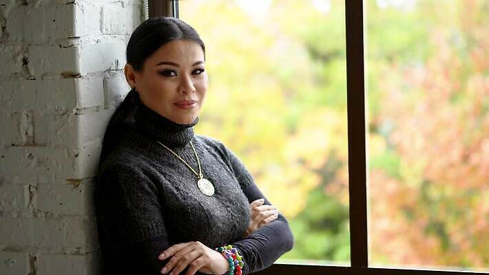 1 라이프스타일 긴머리 응시 여자 행복 감정 얼굴 창문 팔찌 갈색머리 관리 한명 미소 사람 동양인 성인 내부 뷰티 유행 검은색 홀 스웨터 팬던트 4K MOV 해외동영상 클립영상 헤어스타일 시선 컬러 상의 장신구 표정 인종 생활 신체부위 공간 동영상 파일형식