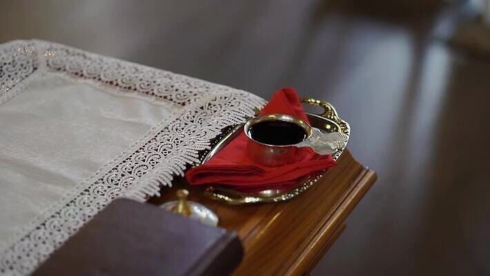 전통 기독교 종교 결혼 십자가 와인잔 포도 부활절 사랑 사람없음 컵 빨간색 교회 믿음 금속 와인 성경 저녁식사 천주교 기도 예수 혈액 황금 달콤 성직자 확인 서비스 증거 신성 일요일 덩어리 복음 성찬식 성체 세례 숭배 신앙심 제단 MOV 해외동영상 클립영상 식기 기념일 감정 컬러 술잔 과일 종교용품 종교건축 재질 주류 이벤트 건물 식사 신_종교 맛 요일 동영상 파일형식