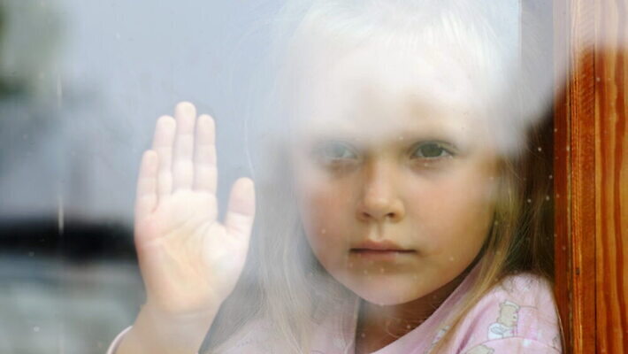 감정 얼굴 어린이 생각 창문 추상 스트레스 한명 소년 반사 검은색 거울 슬픔 표현 아기 관찰 고독 가난 탈출 버리기 감옥 니트 문제 긴장 몽상가 배려 소셜 신앙심 심각 우울증 혼자 4K MOV 해외동영상 클립영상 1 남자 컬러 컨셉 상의 무늬 모션 사람 신체부위 질병 동영상 파일형식