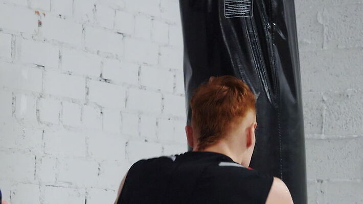 백인 모델 직업 옷 남자 스포츠 장갑 반바지 건강 관리 한명 사람 성인 옆모습 운동복 운동 힘 권투 장비 권투글러브 연습 체육관 싸움 근육질 공격적 때리기 킥복싱 MOV 해외동영상 클립영상 서양인 1 잡화 뷰포인트 컨셉 바지 모션 근육 격투기 글러브 몸매 동영상 파일형식