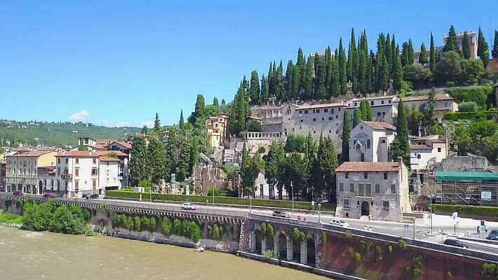 유럽 문화 건축양식 하늘 지붕 거리 주택 안테나 파노라마 풍경 사람없음 강 도시풍경 교회 탑 이탈리아 새벽 도시 센터 중세 역사 도심 옥상 타운 동영상 항공촬영 구시가지 드론 랜드마크 로마인 바실리카 베로나 옛날 조감도 수평선 4K MOV 해외동영상 클립영상 자연요소 건축물 건축 나라 뷰포인트 통신 종교건축 촬영기법 인종 건물 파일형식