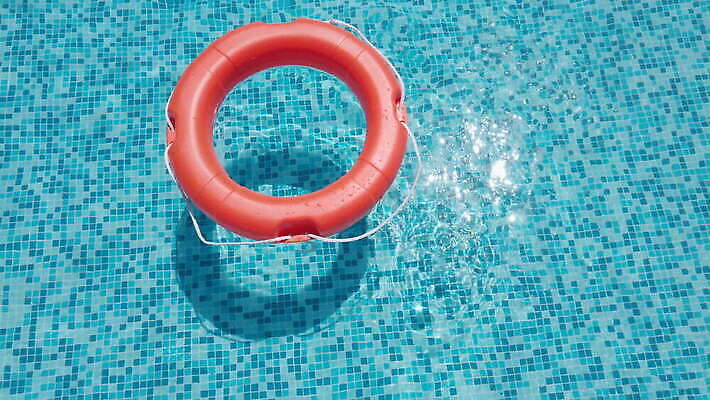 밧줄 컬러 여행 백그라운드 오렌지 휴가 경비 안전 사람 사람없음 야외 빨간색 물 파란색 햇빛 수영 장비 벨트 긴급 반지 도움 원형 구출 보호 위험 당구 오브젝트 휴양지 보안 부표 구명용품 안전요원 헬프 4K MOV 해외동영상 슬로모션 클립영상 자연요소 도형 잡화 줄 컨셉 과일 장신구 촬영기법 태양 구기 장소 수상스포츠 안전장비 동영상 파일형식