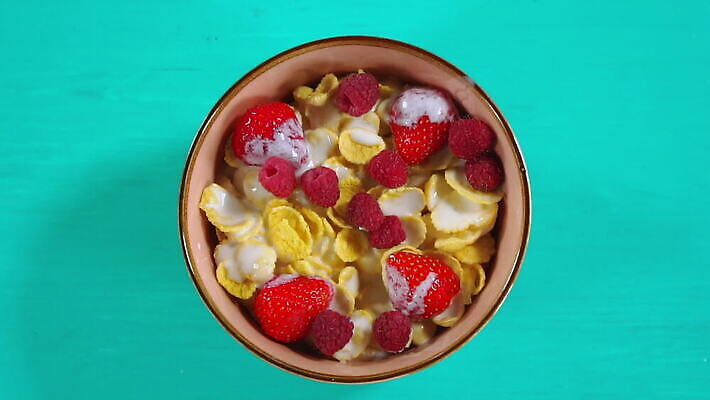 접시 열매 음식 조각 백그라운드 다이어트 부분 딸기 건강 요리 사람없음 컵 파란색 갈색 쌓기 주방 우유 신선 항아리 사발 붓기 떨어짐 아침식사 혼합 균형 시리얼 먹기 산딸기 서빙 요거트 건강식 내추럴 단백질 뮤즐리 배급 섞기 탄수화물 핸드메이드 MOV 해외동영상 슬로모션 클립영상 식물 식기 컬러 컨셉 과일 모션 유제품 촬영기법 식사 도자기 사기그릇 동영상 영양소 파일형식