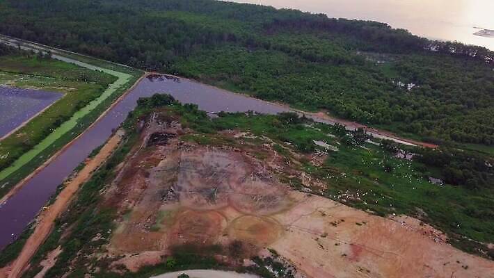 식물 음식 백그라운드 자연 조류 사람없음 글로벌 환경 재활용 추위 오염 보호 쓰레기 폐기물 플라스틱 버리기 생태계 먼지 지구온난화 한조각 흙더미 낭비 고물상 생태학 처리 4K MOV 해외동영상 클립영상 동물 1 교육 컨셉 모션 재질 흙 친환경 동영상 기후변화 파일형식 더미