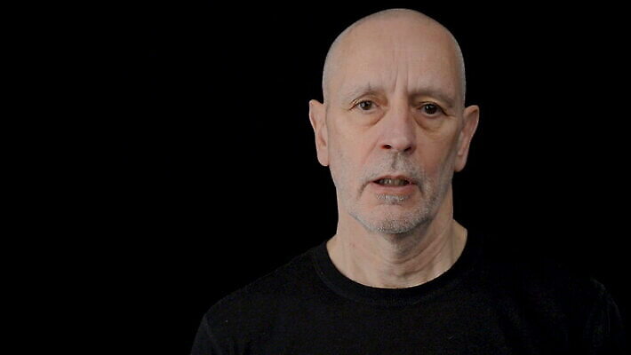 백인 응시 감정 얼굴 생각 검은배경 짧은머리 스트레스 피곤 관리 한명 사람 성인 머리 검은색 어둠 고통 슬픔 표현 좌절 고독 고민 걱정 문제 긴장 고립 압력 우울증 MOV 해외동영상 클립영상 서양인 1 헤어스타일 시선 컬러 백그라운드 컨셉 신체부위 질병 동영상 파일형식