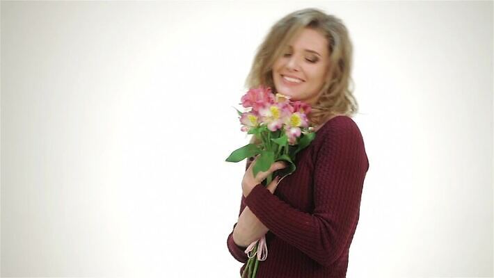 백인 모자 라이프스타일 커플 응시 여자 남자 꽃 행복 백그라운드 크리스마스 2 산타모자 관계 휴가 새해 함께함 실내 발렌타인데이 선물 사랑 미소 사람 성인 두명 빨간색 친구 산타클로스 축제 목도리 놀람 흰색 축하 잡기 스웨터 흰배경 주기 고립 MP4 해외동영상 클립영상 서양인 식물 모자_잡화 시선 잡화 기념일 감정 컬러 컨셉 상의 모션 데이이벤트 표정 내부 생활 동영상 파일형식