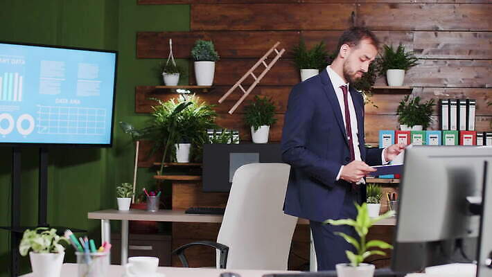 직업 남자 비즈니스 사업가 통신 통계 성공 그래프 직장 실내 서기 금융 컴퓨터 사무실 스크린 텔레비전 자료 계산기 정보 업무 작업 바 비즈니스맨 계획 큼 토론 책상 분석 보고서 문서 투자 활기 회계 경영 마케팅 서류판 수입 예산 4K MOV 해외동영상 클립영상 가구 컨셉 회사 모션 문구용품 사람 내부 경제 전자제품 사무용품 장비 직장인 크기 동영상 파일형식