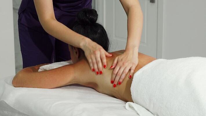 직업 라이프스타일 여자 신체 호텔 휴식 건강 사람 두명 뷰티 스파 마사지 고급 미용사 마사지사 서비스 아로마테라피 테라피 보습 안마사 치료사 4K MOV 해외동영상 클립영상 컨셉 숙소 생활 동영상 파일형식