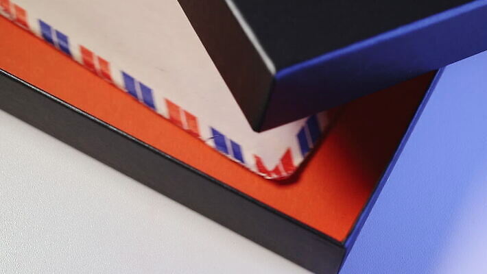 스튜디오촬영 컨셉 포장 상상 아이디어 실내 창조 사람없음 상자 낭만 작업 컨테이너 편지 향수 묘사 흰배경 수납 짐싸기 국제우편 편지쓰기 MOV 해외동영상 클립영상 산업 백그라운드 내부 화장품 흰색 기록 우편물 동영상 파일형식