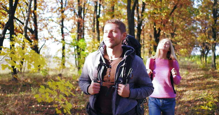 커플 도로 길 스포츠 여행 배낭 자연 하늘 휴가 휴식 산 건강 미소 사람 두명 초록색 친구 빛 햇빛 걷기 새벽 우정 등산 캠핑 하이킹 가을 숲 흥분 시티라이프 통일 하이커 혼자 4K MOV 해외동영상 클립영상 자연요소 라이프스타일 계절 감정 컬러 컨셉 가방 관계 교통시설 모션 레저 표정 태양 트래킹 생태계 동영상 파일형식