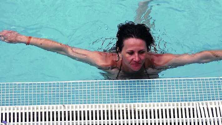 라이프스타일 여자 행복 선 여행 요가 휴가 건강 한명 사람 야외 물 비키니 햇빛 태양 뷰티 평화 수영 스파 고요 고급 선탠 당구 명상 휴양지 하와이 무한 파라다이스 하와이인 4K MP4 해외동영상 클립영상 자연요소 외국인 1 웰빙 수영복 감정 컨셉 생활 구기 미국 장소 수상스포츠 동영상 파일형식