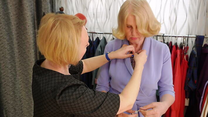 백인 라이프스타일 드레스 옷 컨셉 목걸이 장신구 실내 사람 성인 두명 유행 상점 거울 우아함 선택 중앙 구매 디자이너 고객 서비스 노력 추천 재단 재단사 부티크 스타일리스트 전용 조언 헬프 MOV 해외동영상 클립영상 서양인 직업 내부 생활 쇼핑 도움 동영상 파일형식