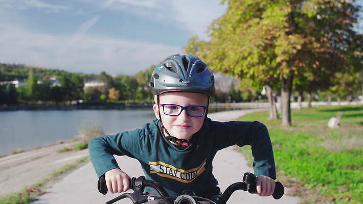 주간 나무 1 라이프스타일 공원 남자 안경 호수 어린이 스포츠 모션 자연 뿔 한명 사람 소년 야외 맑음 자전거 보호 승차 헬멧 속도 순환 사이클링 바이크레이서 바이킹 4K MOV 해외동영상 클립영상 자연요소 식물 잡화 공공시설 컨셉 날씨 생활 바이크 보호장비 육상스포츠 생태계 동영상 파일형식