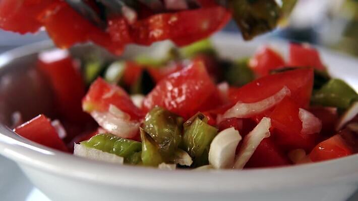 라이프스타일 접시 음식 잎 다이어트 토마토 채소 재료 양파 오이 서브 건강 육류 요리 사람없음 목재 빨간색 초록색 빛 요식업 식당 식사 저녁식사 샐러드 신선 사발 맛 아침식사 기름 상추 유기농 날것 서빙 후추 내추럴 점심식사 저지방 채식주의자 맛있는 4K MP4 해외동영상 클립영상 나무 식물 식기 웰빙 산업 컬러 컨셉 식재료 생활 상점 사기그릇 기름_음식 향신료 채식 동영상 파일형식