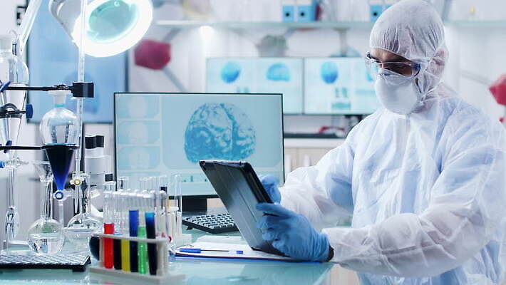 직업 남자 산업 컬러 과학 건강 현미경 실험 작업복 가면 사람없음 스터디 컴퓨터 약 3D 스크린 의사 코트 램프 작업 액체 기술자 실험실 결과 질병 DNA 연구원 과학자 뇌 생물학 비커 튜브 발견 조제 돌봄 화학자 4K MOV 해외동영상 클립영상 옷 교육 컨셉 의학 모션 조명 실험기구 사람 전자제품 학습 외투 의료진 생명공학 디지털합성 만들기 동영상 학자 파일형식