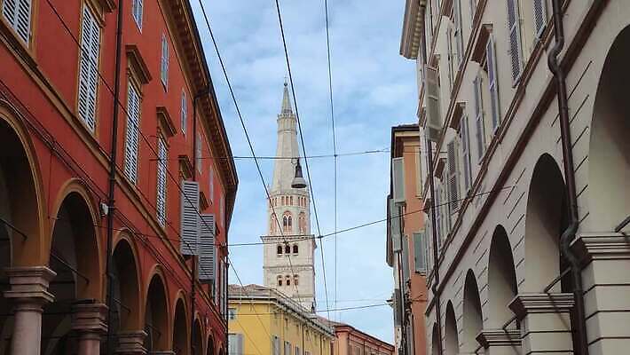 유럽 건축양식 하늘 거리 사람없음 야외 건물 파란색 조각상 성당 교회 탑 이탈리아 세계문화유산 종 도시 사찰 중세 역사 재산 정사각형 대성당 타운 종탑 랜드마크 로마네스크 바실리카 4K MOV 해외동영상 클립영상 도형 건축물 건축 나라 컬러 종교건축 금융 조형물 문화재 동영상 파일형식