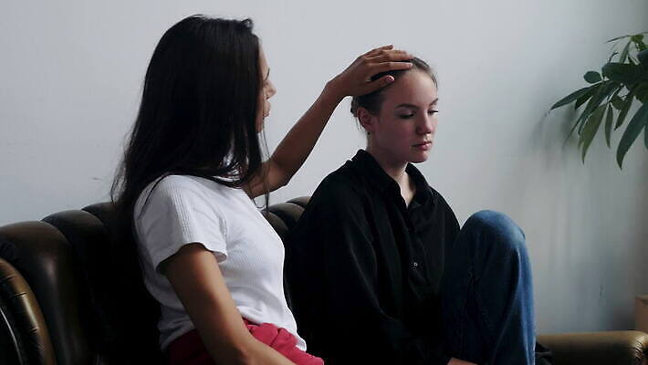 백인 여자 감정 청소년 함께함 실내 두명 친구 뷰티 외침 우정 만지기 슬픔 닫기 격려 돌봄 적자 지원 혼혈 4K MOV 해외동영상 클립영상 서양인 컨셉 관계 모션 사람 내부 소리 다문화 동영상 파일형식