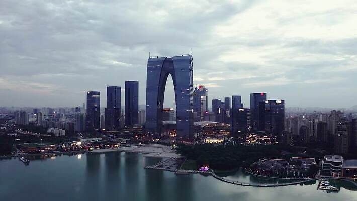 구름 외관 아시아 호수 여행 비즈니스 건축양식 하늘 안테나 풍경 사람없음 건물 금융 경제 파란색 도시풍경 사무실 고층빌딩 중국 황혼 도시 센터 도심 큼 대문 상업 동쪽 스카이라인 개발 랜드마크 4K MP4 해외동영상 클립영상 자연요소 건축물 건축 나라 컬러 통신 빌딩 문 일몰 크기 방향 동영상 파일형식